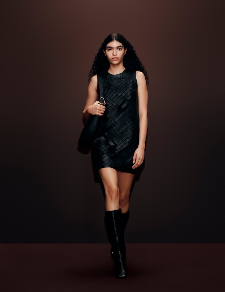 Kožené splývavé mini šaty s prostřihovaným zdobením