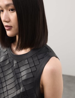 Kožené splývavé mini šaty s prostřihovaným zdobením