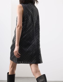 Kožené splývavé mini šaty s prostřihovaným zdobením