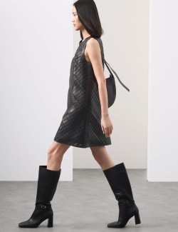 Kožené splývavé mini šaty s prostřihovaným zdobením