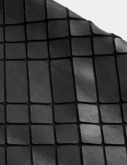 Kožené splývavé mini šaty s prostřihovaným zdobením