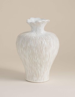 Žebrovaná keramická váza z organické keramiky