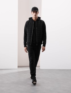 Prošívaná vesta se zapínáním na zip s technologií Stormwear™ a s vysokým podílem bavlny