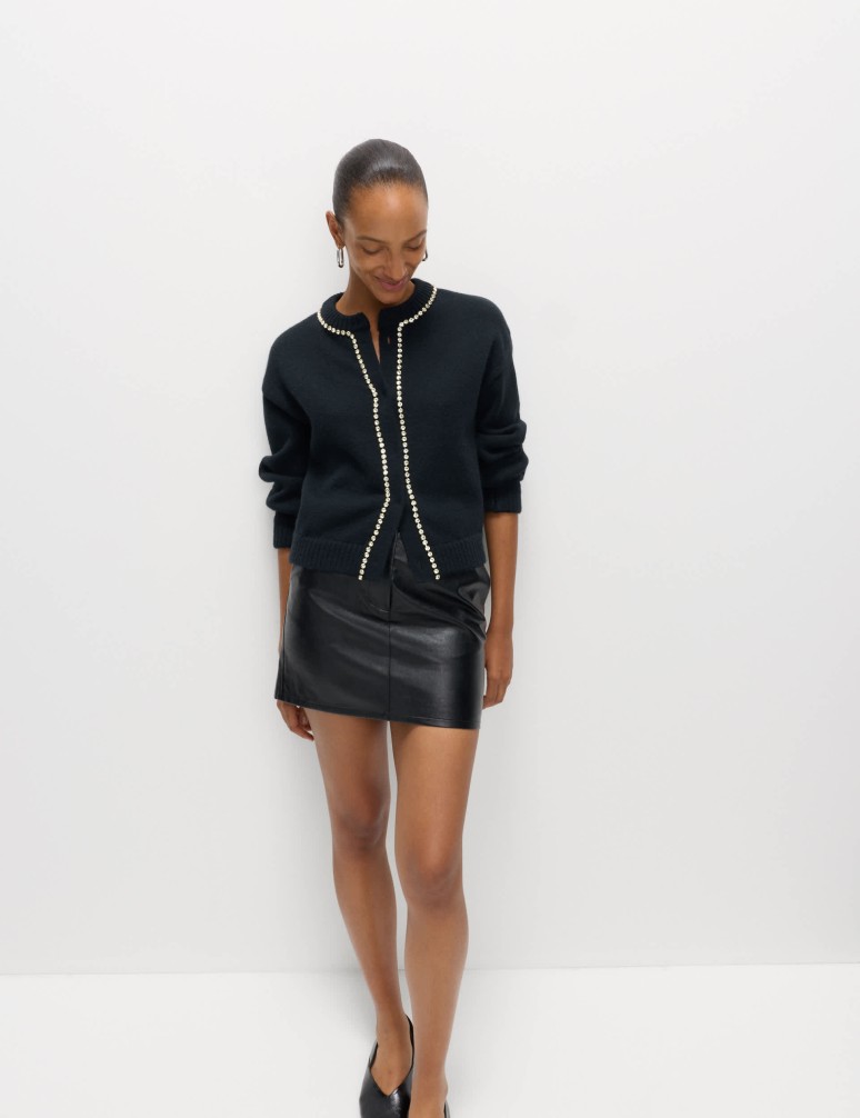 Kardigan s kulatým výstřihem a drahokamy