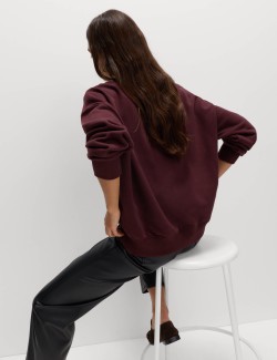 Mikina s vysokým podílem bavlny, s výstřihem ke krku a nápisem