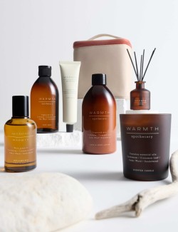 Sada parfémové vody, sprchového gelu, tělového mléka, krému na ruce, vonné svíčky a difuzéru řady Warmth z kolekce Apothecary pr