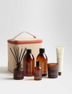 Sada parfémové vody, sprchového gelu, tělového mléka, krému na ruce, vonné svíčky a difuzéru řady Warmth z kolekce Apothecary pr