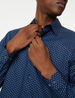 Košile s vysokým podílem bavlny a geometrickým potiskem