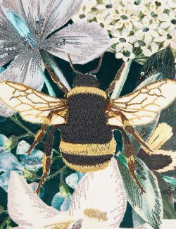 Sametový vyšívaný polštářek s motivem včely