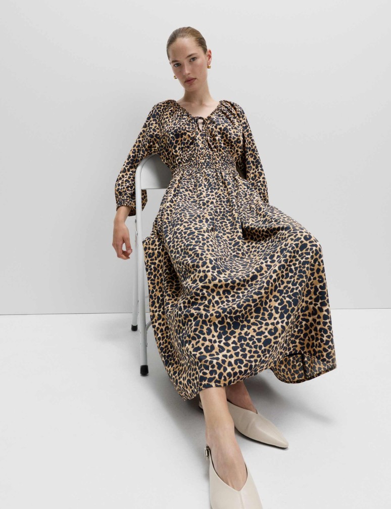 Midi šaty se zvýrazněným pasem, řasením, výstřihem do V a zvířecím potiskem