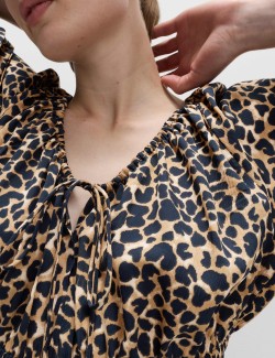 Midi šaty se zvýrazněným pasem, řasením, výstřihem do V a zvířecím potiskem