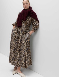 Midi šaty se zvýrazněným pasem, řasením, výstřihem do V a zvířecím potiskem