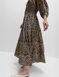 Midi šaty se zvýrazněným pasem, řasením, výstřihem do V a zvířecím potiskem