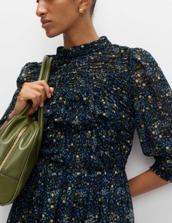 Květované nabírané midaxi šaty se zvýrazněným pasem a řasením