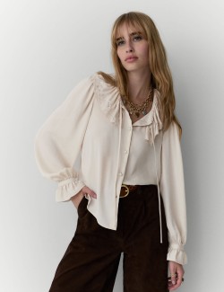 Saténová halenka s límečkem a vázáním na límci, z Petera