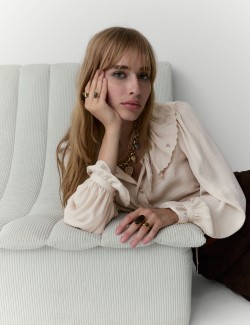 Saténová halenka s límečkem a vázáním na límci, z Petera