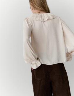 Saténová halenka s límečkem a vázáním na límci, z Petera