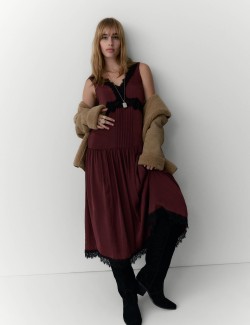 Midi šaty s výstřihem do V, zvýrazněným pasem a krajkovou vsadkou