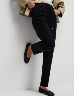 Kalhoty ke kotníkům mírně zúženého střihu se stahovacími šňůrkami