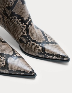 Obuv do poloviny lýtek s hadím potiskem, na nízkém podpatku