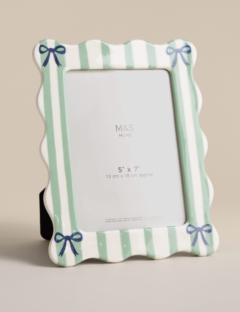 Proužkovaný keramický fotorámeček 13 x 18 cm