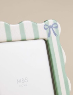 Proužkovaný keramický fotorámeček 13 x 18 cm