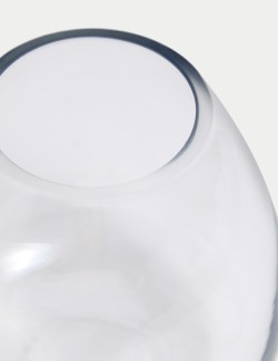 Malá skleněná váza ve tvaru slzy