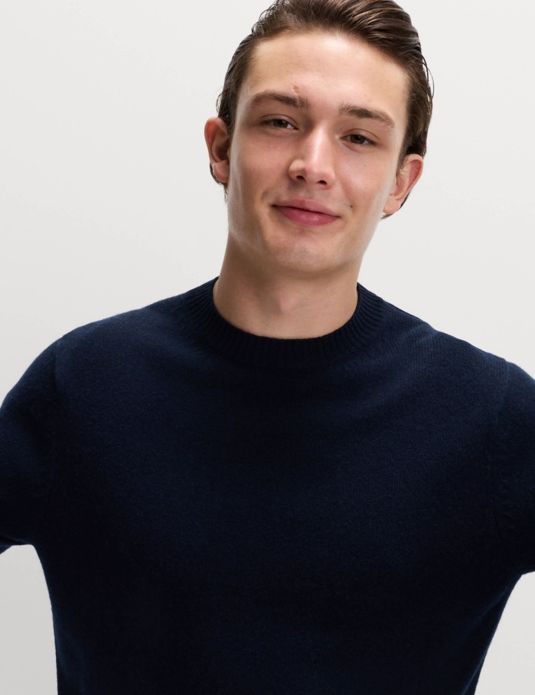 Svetr s výstřihem ke krku z jehněčí vlny