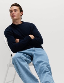 Svetr s výstřihem ke krku z jehněčí vlny