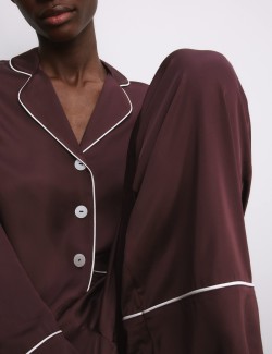 Saténová pyžamová souprava s klopami