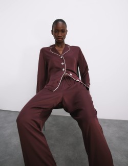 Saténová pyžamová souprava s klopami