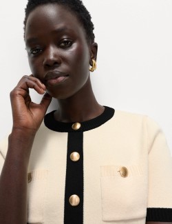 Zkrácený kardigan s kontrastními detaily