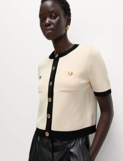 Zkrácený kardigan s kontrastními detaily