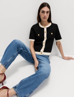 Zkrácený kardigan s kontrastními detaily