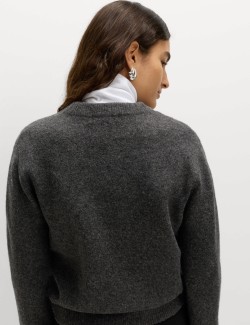 Zdobený svetr ke krku s nápisem a s°vlnou