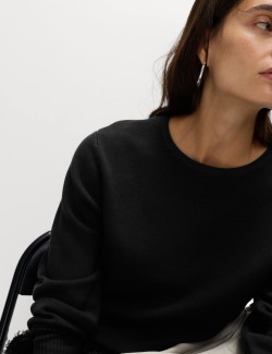 Pletený top se zvýrazněným pasem a výstřihem ke krku