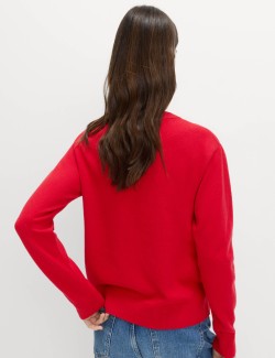 Svetr ze vzdušné příze s výstřihem ke krku a flitrovým nápisem