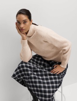 Žebrovaný rolák z příze s oblačnou přízí