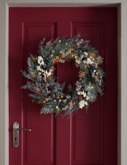 Věnec se zasněženými šiškami a osvětlením