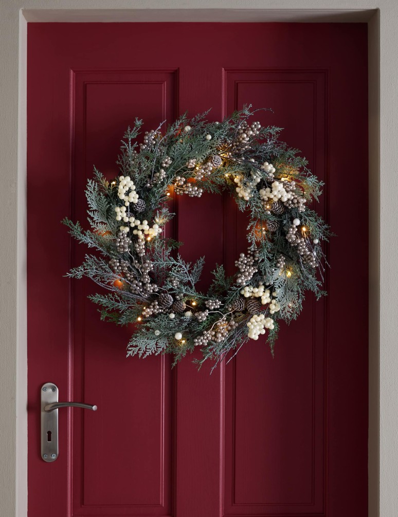 Věnec se zasněženými šiškami a osvětlením