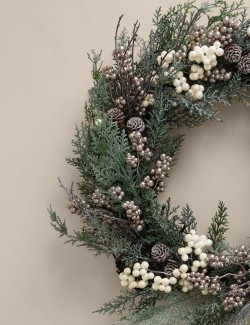 Věnec se zasněženými šiškami a osvětlením