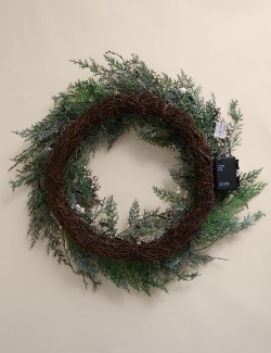 Věnec se zasněženými šiškami a osvětlením