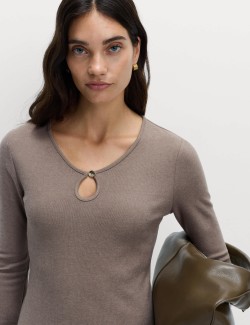 Pohodlný top s prostřihnutým výstřihem a rozšířenými rukávy