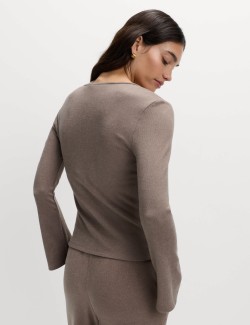 Pohodlný top s prostřihnutým výstřihem a rozšířenými rukávy