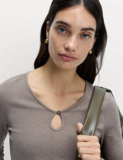 Pohodlný top s prostřihnutým výstřihem a rozšířenými rukávy