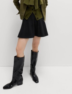 Minisukně s detaily žerzejových švů