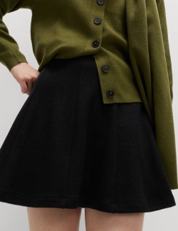 Minisukně s detaily žerzejových švů