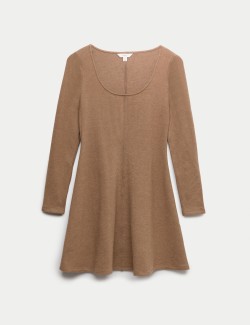 Pohodlné mini šaty s kulatým výstřihem z žerzeje