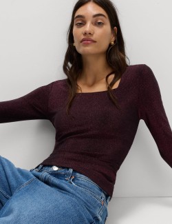 Třpytivý top s hranatým výstřihem