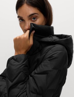 Prošívaný kabát s peřím a prachovým peřím, s cik-cak vzorem